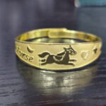No. BR0101 순금 24K 아기 돌팔찌 (말띠, 2026년생) 2026년 말띠 해에 태어난 소중한 아기의 첫 생일을 축하하며, 건강과 행복, 그리고 풍요로운 미래를 기원하는 특별한 선물입니다. 본 제품은 순도 99.9%의 순금(24K)으로 제작된 프리미엄 돌팔찌로, 한국의 전통적인 돌 선물 문화를 현대적으로 재해석하였습니다. 순도: 99.9% 순금 (24K) 중량: 2돈 (약 7.5g) 디자인: 2026년 말띠(Year of the Horse) 기념 포장: 전통 복주머니와 고급 선물 포장 제공 예로부터 순금 돌반지와 돌팔찌는 아이의 건강, 장수, 행운, 그리고 번영을 기원하는 의미를 담아 선물해 왔습니다. 정성스럽게 준비된 전통 복주머니와 함께 품격 있게 포장되어, 받는 가족에게 오래도록 기억될 소중한 선물이 될 것입니다. ※ 금 시세 변동에 따라 판매 가격이 변경될 수 있습니다. English Version No. BR0101 – 24K Pure Gold Baby Bracelet (2026 Year of the Horse) Celebrate the first birthday of a precious child born in 2026, the Year of the Horse, with a timeless gift that symbolizes health, happiness, prosperity, and good fortune. Crafted from 99.9% pure 24K gold, this elegant baby bracelet honors the cherished Korean tradition of presenting gold gifts to bless a child's future and commemorate an important milestone. Product Details Material: 99.9% Pure Gold (24K) Weight: 2 Don (Approx. 7.5 grams) Design: Year of the Horse (2026) Packaging: Presented in a traditional Korean lucky pouch with premium gift wrapping For generations, gold baby jewelry has been given as a meaningful expression of love and blessings, wishing the child a lifetime of health, success, and prosperity. Beautifully packaged in a traditional Korean-style pouch, this bracelet makes a treasured keepsake for both the child and family. Please note that pricing may vary according to the current gold market price.